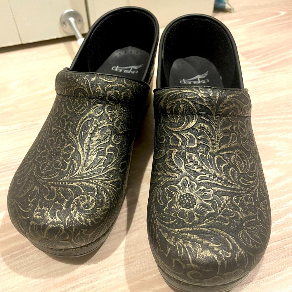 LIKE NEW Dansko Clogs